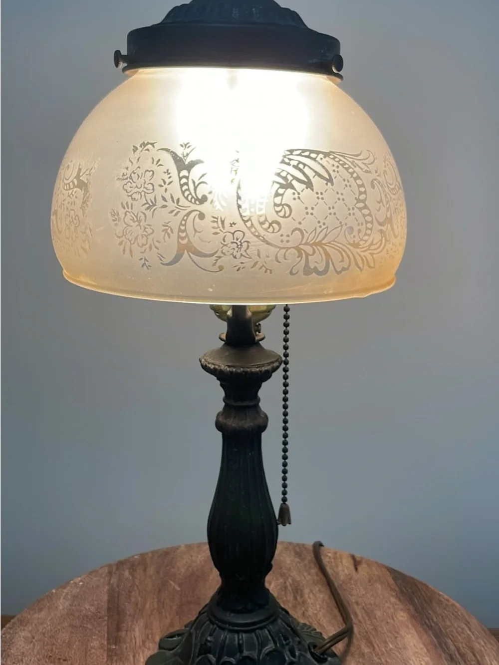 Antique-Style Etched Glass Table Lamp in Cream and Black